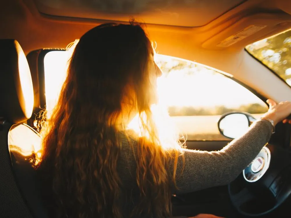 Conductor tranquilo al volante, respaldado por JARD Mutualidad